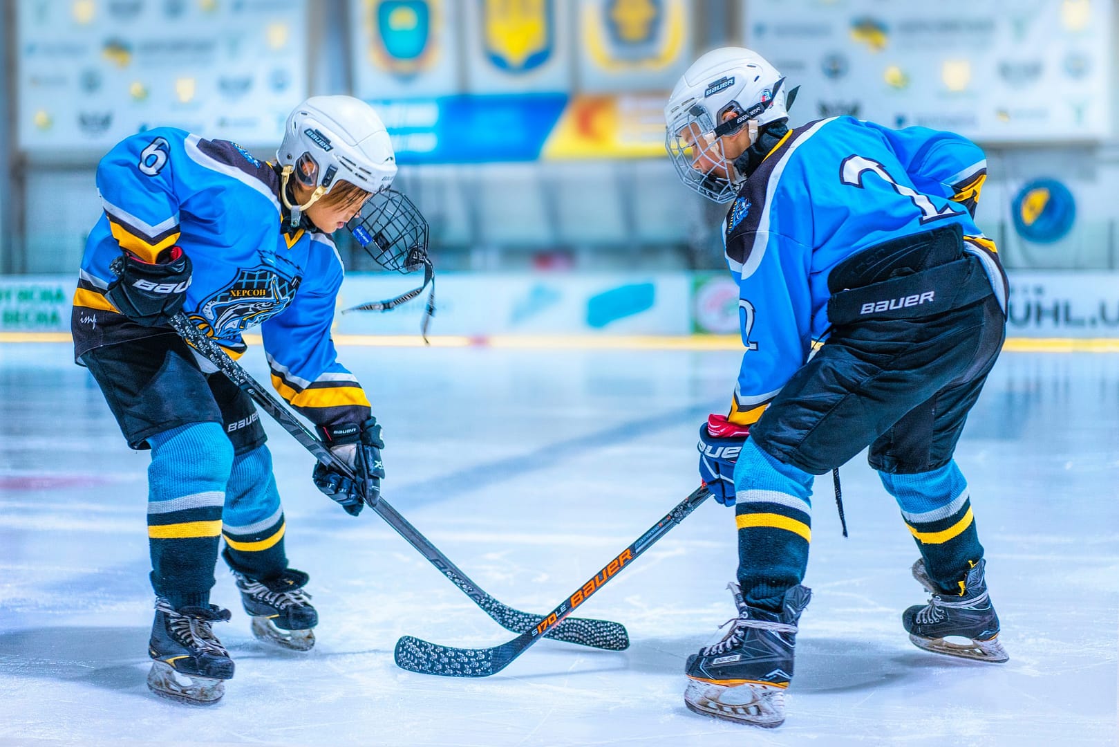 Zwei junge Eishockey-Spieler im Duell
